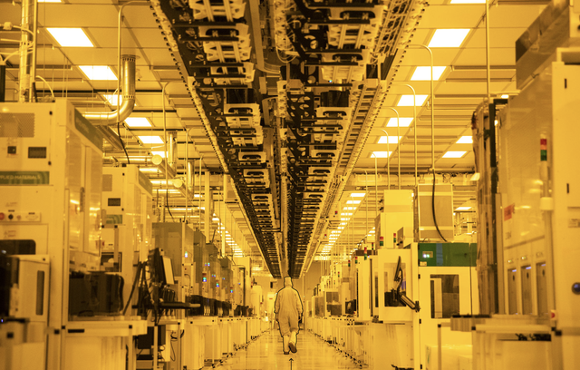 Đầu tư h&agrave;ng chục tỷ USD cũng sẽ lỗi thời sau 5 năm, 1 hạt bụi l&agrave;m bay m&agrave;u cả triệu USD &ndash; căn nguy&ecirc;n khiến cả thế giới lao đao trong cơn khủng hoảng chip  - Ảnh 1.