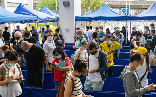  Hồng K&ocirc;ng: Đi ti&ecirc;m vắc-xin Covid-19, người d&acirc;n được tặng xe Tesla v&agrave; v&agrave;ng thỏi  - Ảnh 1.