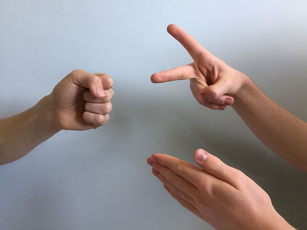 Chơi &ldquo;Oẳn t&ugrave; t&igrave;&rdquo; h&oacute;a ra kh&ocirc;ng phải chuyện h&ecirc;n xui, c&aacute;c nh&agrave; khoa học đ&atilde; tuy&ecirc;n bố t&igrave;m ra được b&iacute; k&iacute;p để chiến thắng dễ hơn nhiều - Ảnh 1.