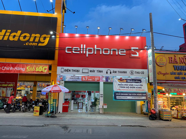  Ngấm đ&ograve;n Covid, cửa h&agrave;ng di động m&eacute;o mặt v&igrave; chưa bao giờ doanh số sụt đến thế  - Ảnh 1.