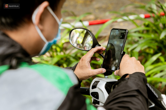 Nỗi niềm t&agrave;i xế xe &ocirc;m, shipper c&ocirc;ng nghệ giữa dịch Covid-19: &ldquo;Sợ chứ, nhưng kh&oacute; kiếm được việc kh&aacute;c lắm&hellip;&rdquo; - Ảnh 1.