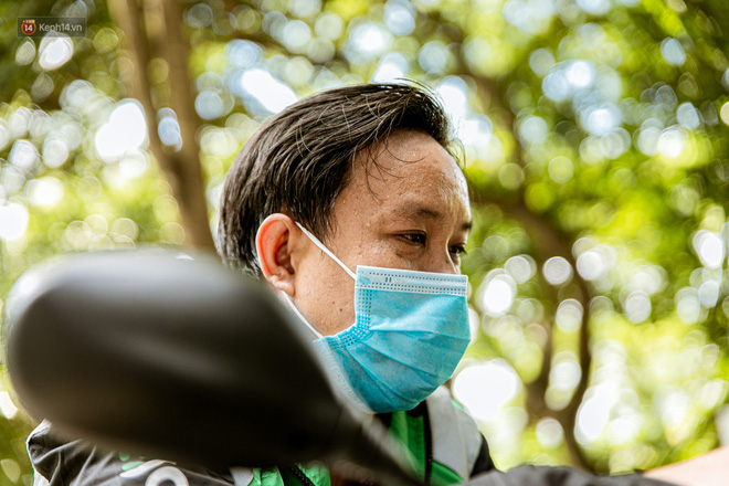 Nỗi niềm t&agrave;i xế xe &ocirc;m, shipper c&ocirc;ng nghệ giữa dịch Covid-19: &ldquo;Sợ chứ, nhưng kh&oacute; kiếm được việc kh&aacute;c lắm&hellip;&rdquo; - Ảnh 2.