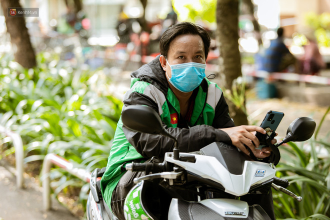Nỗi niềm t&agrave;i xế xe &ocirc;m, shipper c&ocirc;ng nghệ giữa dịch Covid-19: &ldquo;Sợ chứ, nhưng kh&oacute; kiếm được việc kh&aacute;c lắm&hellip;&rdquo; - Ảnh 3.