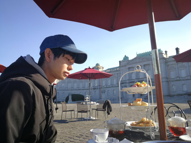 KH&Ocirc;NG L&Agrave;M G&Igrave; vẫn kiếm bộn tiền: C&ocirc;ng việc lạ l&ugrave;ng của những người trẻ ch&aacute;n l&agrave;m, nghỉ việc chỉ để... đứng cạnh người lạ  - Ảnh 1.