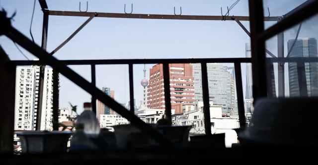 Cuộc sống chật vật bên trong những ngôi nhà mỏng tang như tờ giấy giữa lòng thành phố hoa lệ không bao giờ ngủ - Ảnh 3. Cuộc sống chật vật bên trong những ngôi nhà mỏng tang như tờ giấy giữa lòng thành phố hoa lệ không bao giờ ngủ - Ảnh 3.