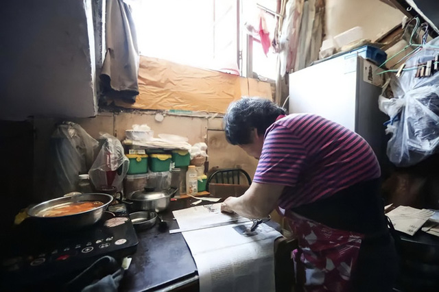 Cuộc sống chật vật bên trong những ngôi nhà mỏng tang như tờ giấy giữa lòng thành phố hoa lệ không bao giờ ngủ - Ảnh 6. Cuộc sống chật vật bên trong những ngôi nhà mỏng tang như tờ giấy giữa lòng thành phố hoa lệ không bao giờ ngủ - Ảnh 6.