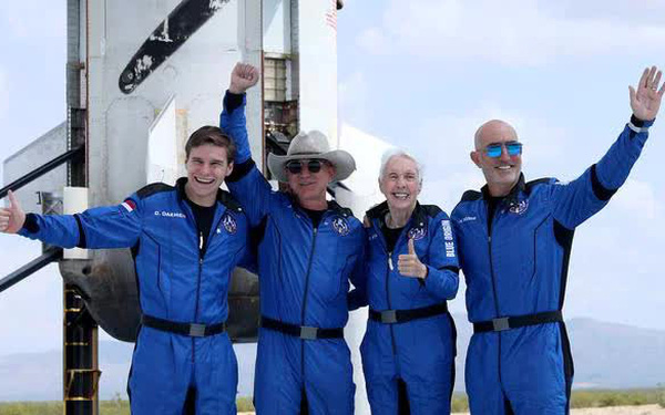 B&iacute; mật đen tối đằng sau chuyến bay 5,5 tỷ USD v&agrave;o vũ trụ nhờ nh&acirc;n vi&ecirc;n v&agrave; kh&aacute;ch h&agrave;ng Amazon của Jeff Bezos - Ảnh 1.