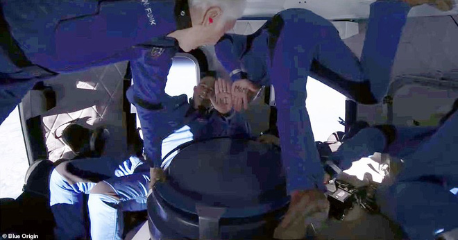 Jeff Bezos vừa tiết lộ c&aacute;i gi&aacute; cắt cổ cho chuyến bay l&ecirc;n vũ trụ 10 ph&uacute;t: Mỗi ph&uacute;t đốt 550 triệu USD! - Ảnh 4.