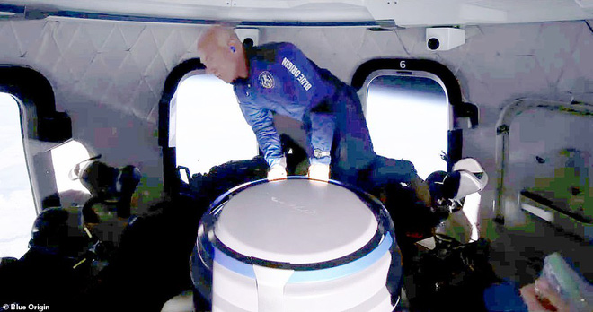 Jeff Bezos vừa tiết lộ c&aacute;i gi&aacute; cắt cổ cho chuyến bay l&ecirc;n vũ trụ 10 ph&uacute;t: Mỗi ph&uacute;t đốt 550 triệu USD! - Ảnh 5.