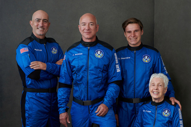 Tỷ ph&uacute; Amazon lần đầu chia sẻ khoảnh khắc &ocirc;ng nhớ nhất khi bay v&agrave;o vũ trụ, kẻ thứ 3 kh&ocirc;ng hề được nhắc đến - Ảnh 1.