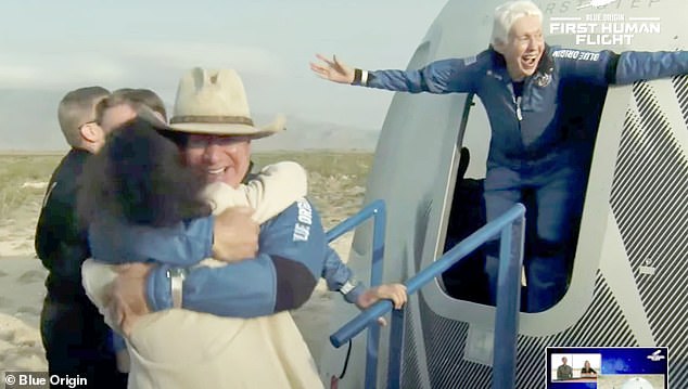 Tỷ ph&uacute; Amazon lần đầu chia sẻ khoảnh khắc &ocirc;ng nhớ nhất khi bay v&agrave;o vũ trụ, kẻ thứ 3 kh&ocirc;ng hề được nhắc đến - Ảnh 4.