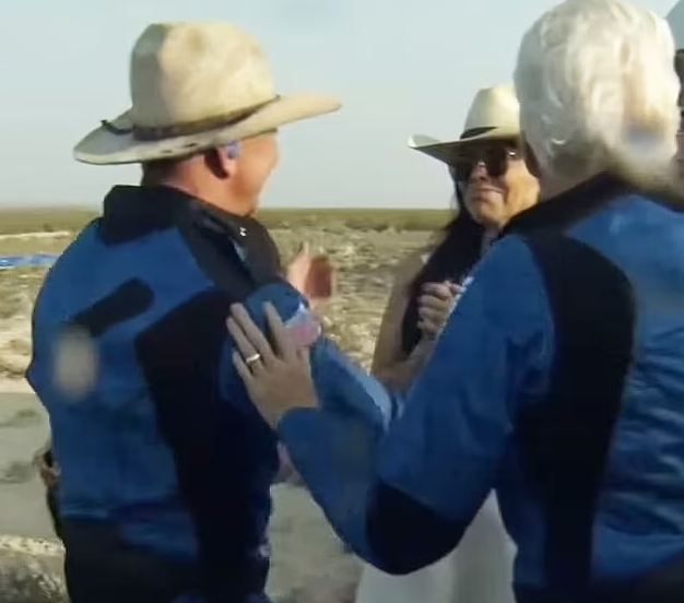 Tỷ ph&uacute; Amazon lần đầu chia sẻ khoảnh khắc &ocirc;ng nhớ nhất khi bay v&agrave;o vũ trụ, kẻ thứ 3 kh&ocirc;ng hề được nhắc đến - Ảnh 7.