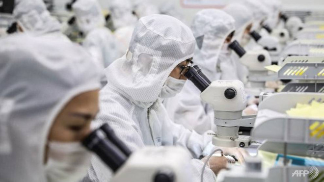  Mỹ tự bắn v&agrave;o ch&acirc;n m&igrave;nh trong cuộc chiến gi&agrave;nh nh&acirc;n t&agrave;i c&ocirc;ng nghệ với Trung Quốc - Ảnh 5.