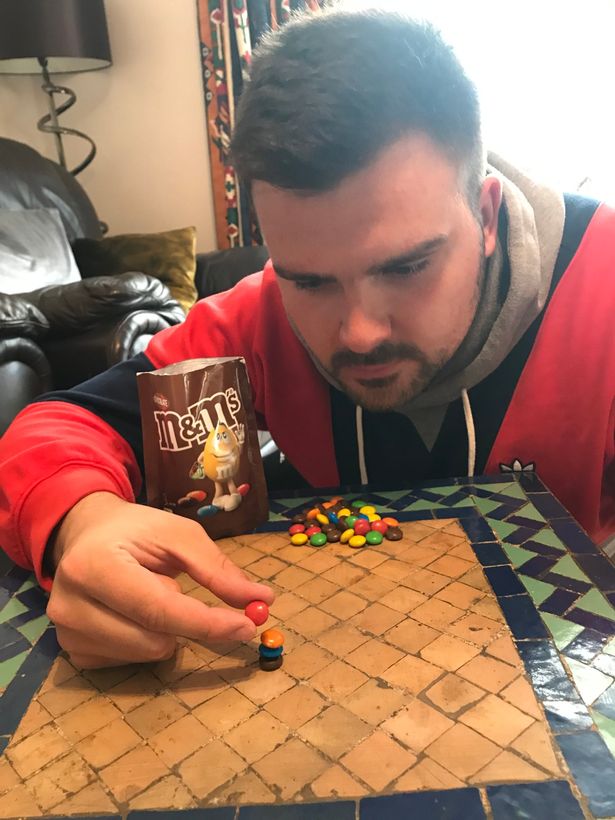 Ngồi nh&agrave; xếp 5 vi&ecirc;n kẹo đ&egrave; l&ecirc;n nhau cho đỡ ch&aacute;n, anh thanh ni&ecirc;n lập kỷ lục thế giới - Ảnh 2.