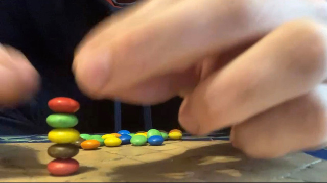 Ngồi nh&agrave; xếp 5 vi&ecirc;n kẹo đ&egrave; l&ecirc;n nhau cho đỡ ch&aacute;n, anh thanh ni&ecirc;n lập kỷ lục thế giới - Ảnh 3.