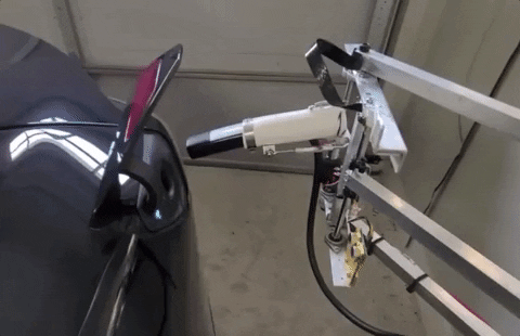 Sở hữu xe Tesla m&agrave; phải tự tay cắm sạc thật k&eacute;m sang, anh ch&agrave;ng tự l&agrave;m lu&ocirc;n sạc tự động cho ngầu - Ảnh 1.