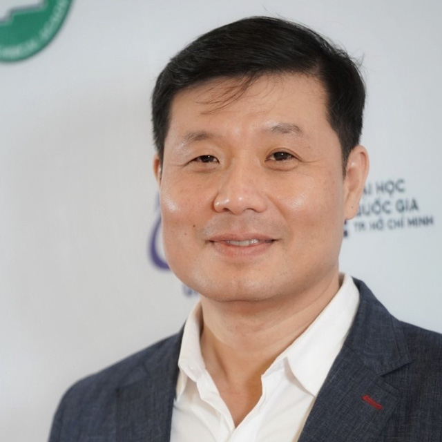  Người đứng sau trợ l&yacute; ảo ViVi tr&ecirc;n xe VinFast: Gi&aacute;o sư Đại học ở Mỹ, đoạt giải to&aacute;n học cao qu&yacute; &iacute;t người c&oacute; tr&ecirc;n thế giới  - Ảnh 1.