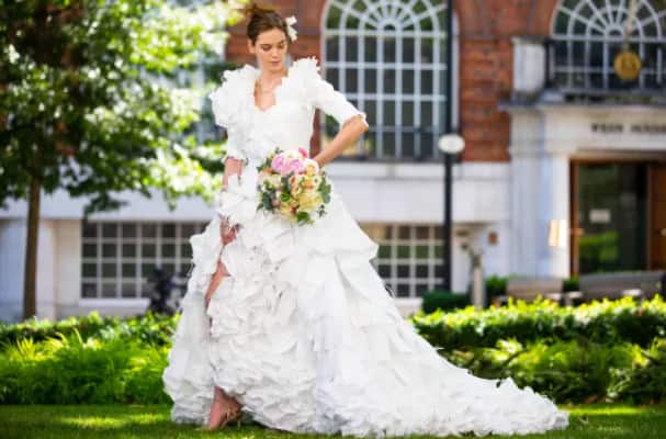 Mừng ng&agrave;y gỡ bỏ quy định bắt buộc bịt mặt khi ra đường, nh&agrave; thiết kế Anh may bộ v&aacute;y cưới từ 1.500 chiếc khẩu trang y tế - Ảnh 6.