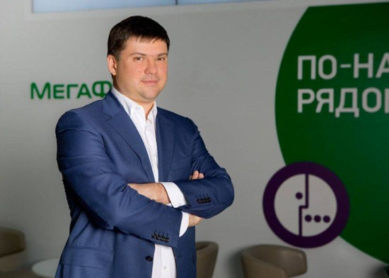 [Video] Nh&agrave; mạng di động Nga chơi lớn: thu&ecirc; t&agrave;i tử Bruce Willis đ&oacute;ng phim quảng c&aacute;o chết cười, chống chỉ định xem khi đang ăn cơm hay uống nước! - Ảnh 8.