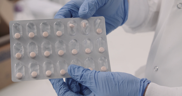 Mỹ nghi&ecirc;n cứu thử nghiệm vaccine chống Covid-19 dạng vi&ecirc;n, dễ uống, &iacute;t phản ứng phụ, được cho l&agrave; hiệu quả hơn Pfizer m&agrave; kh&ocirc;ng cần bảo quản lạnh - Ảnh 2.