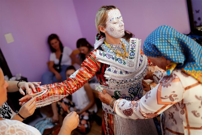 Vẽ mặt cô dâu - phong tục độc đáo ở Kosovo - Ảnh 5. Vẽ mặt cô dâu - phong tục độc đáo ở Kosovo - Ảnh 5.