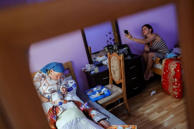 Vẽ mặt cô dâu - phong tục độc đáo ở Kosovo - Ảnh 2. Vẽ mặt cô dâu - phong tục độc đáo ở Kosovo - Ảnh 2.