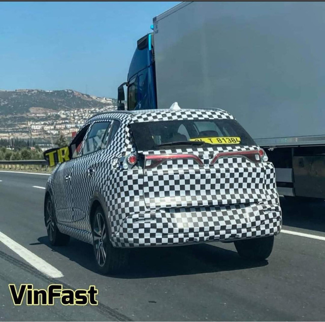  VinFast VF e34 bất ngờ xuất hiện tại ch&acirc;u &Acirc;u: Vẫn giấu k&iacute;n thiết kế, để lộ một chi tiết cho thấy đ&atilde; nhập tịch nước ngo&agrave;i  - Ảnh 1.