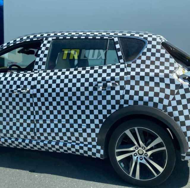  VinFast VF e34 bất ngờ xuất hiện tại ch&acirc;u &Acirc;u: Vẫn giấu k&iacute;n thiết kế, để lộ một chi tiết cho thấy đ&atilde; nhập tịch nước ngo&agrave;i  - Ảnh 2.