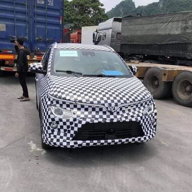  VinFast VF e34 bất ngờ xuất hiện tại ch&acirc;u &Acirc;u: Vẫn giấu k&iacute;n thiết kế, để lộ một chi tiết cho thấy đ&atilde; nhập tịch nước ngo&agrave;i  - Ảnh 3.