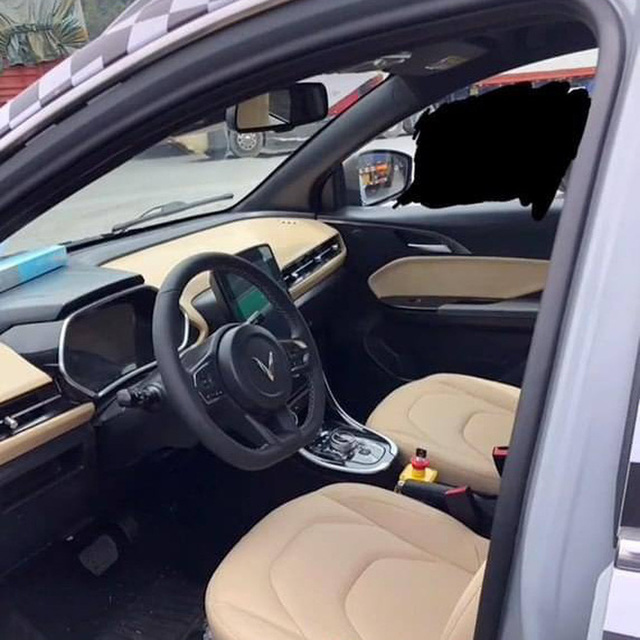  VinFast VF e34 bất ngờ xuất hiện tại ch&acirc;u &Acirc;u: Vẫn giấu k&iacute;n thiết kế, để lộ một chi tiết cho thấy đ&atilde; nhập tịch nước ngo&agrave;i  - Ảnh 4.