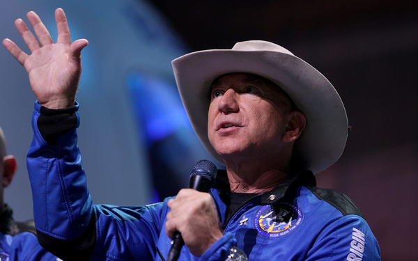 Mất 13,9 tỷ USD trong 1 ngày, Jeff Bezos không còn là người giàu nhất thế giới - Ảnh 1. Mất 13,9 tỷ USD trong 1 ngày, Jeff Bezos không còn là người giàu nhất thế giới - Ảnh 1.