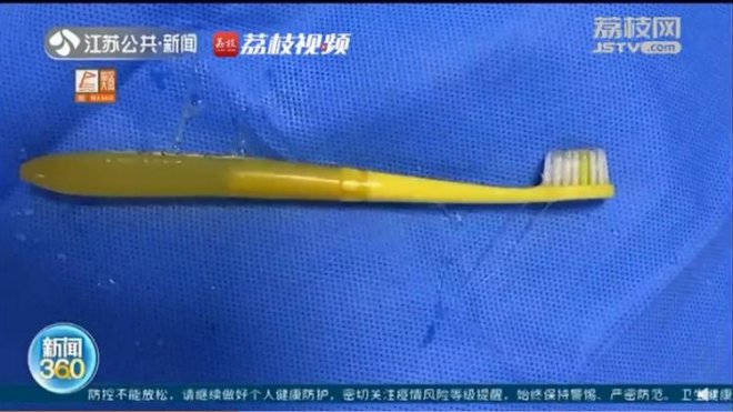 Đ&aacute;nh răng trong l&uacute;c c&ograve;n đang ng&aacute;i ngủ, người đ&agrave;n &ocirc;ng Trung Quốc v&ocirc; t&igrave;nh nuốt cả chiếc b&agrave;n chải v&agrave;o bụng - Ảnh 2.