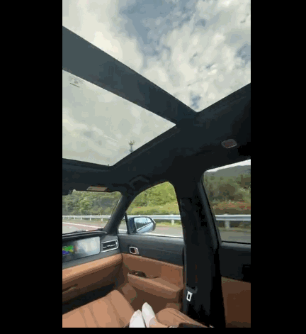 T&agrave;i xế Trung Quốc khoe xe tự l&aacute;i theo c&aacute;ch phản cảm, d&acirc;n mạng h&ocirc; h&agrave;o tẩy chay, y&ecirc;u cầu cảnh s&aacute;t giao th&ocirc;ng phạt nặng - Ảnh 1.