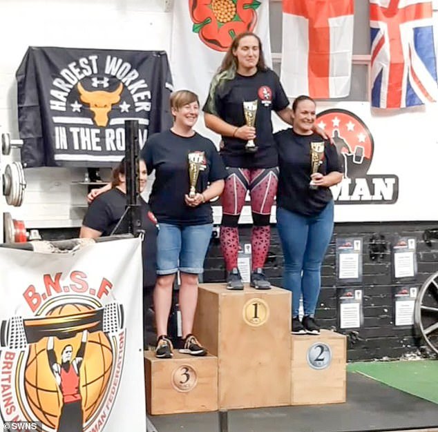 Bí kíp ép cân của Người phụ nữ khỏe nhất nước Anh khiến các nhà khoa học té ngửa: ăn thật nhiều đồ ăn nhanh của McDonald’s - Ảnh 7. Bí kíp ép cân của Người phụ nữ khỏe nhất nước Anh khiến các nhà khoa học té ngửa: ăn thật nhiều đồ ăn nhanh của McDonald’s - Ảnh 7.