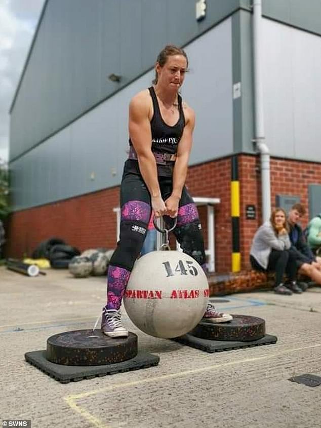 Bí kíp ép cân của Người phụ nữ khỏe nhất nước Anh khiến các nhà khoa học té ngửa: ăn thật nhiều đồ ăn nhanh của McDonald’s - Ảnh 3. Bí kíp ép cân của Người phụ nữ khỏe nhất nước Anh khiến các nhà khoa học té ngửa: ăn thật nhiều đồ ăn nhanh của McDonald’s - Ảnh 3.