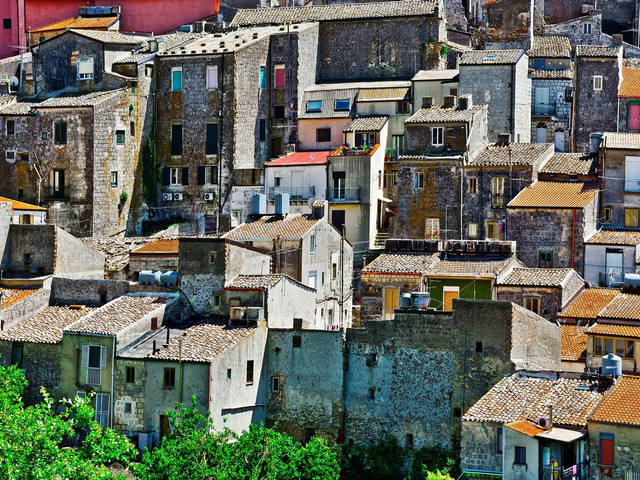 Sự thật mất lòng đằng sau cơn sốt nhà 1 euro ở Ý: Khu bất động sản chỉ bằng 1 cốc cafe nhưng mất hàng trăm nghìn đô để tu sửa - Ảnh 2. Sự thật mất lòng đằng sau cơn sốt nhà 1 euro ở Ý: Khu bất động sản chỉ bằng 1 cốc cafe nhưng mất hàng trăm nghìn đô để tu sửa - Ảnh 2.