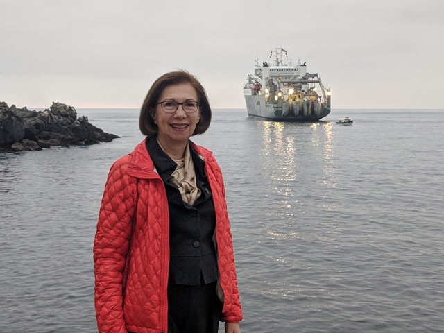 Google, Facebook đặt hàng nghìn dặm cáp quang dưới đáy biển như thế nào? - Ảnh 4. Google, Facebook đặt hàng nghìn dặm cáp quang dưới đáy biển như thế nào? - Ảnh 4.