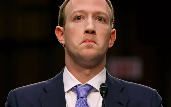 Cổ đ&ocirc;ng phẫn nộ khi biết Facebook chi 5 tỷ USD lobby để Mark Zuckerberg kh&ocirc;ng bị kiện sau vụ lộ dữ liệu 87 triệu người d&ugrave;ng - Ảnh 1.