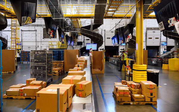 Hiện trực trần trụi b&ecirc;n trong những si&ecirc;u nh&agrave; kho của Amazon: D&ugrave;ng thuật to&aacute;n &aacute;p KPI cho c&ocirc;ng nh&acirc;n, hiệu suất t&iacute;nh ch&iacute;nh x&aacute;c tới từng gi&acirc;y, kh&ocirc;ng tồn tại giờ giải lao - Ảnh 2.