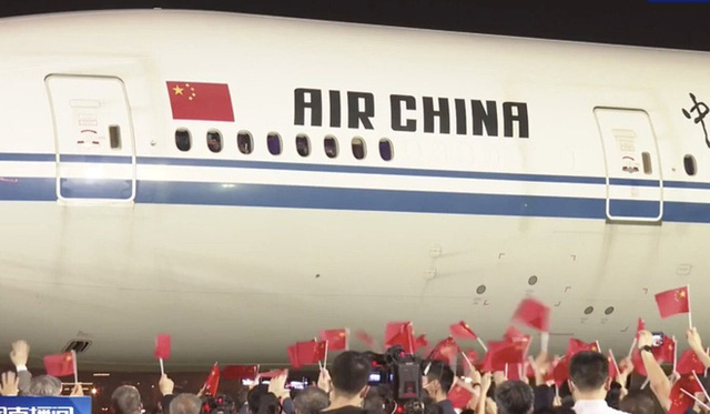 TQ đón Công chúa Huawei như đại công thần: Số người xem sự kiện nhiều ngang quốc gia đông dân hàng top thế giới - Ảnh 3. TQ đón Công chúa Huawei như đại công thần: Số người xem sự kiện nhiều ngang quốc gia đông dân hàng top thế giới - Ảnh 3.