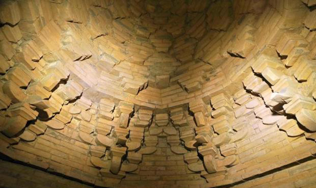  Khai quật ng&ocirc;i mộ cổ ngh&igrave;n năm ph&aacute;t hiện 3 người được ch&ocirc;n c&ugrave;ng nhau, bức tranh tr&ecirc;n tường tiết lộ mối quan hệ mật thiết kh&ocirc;ng ai ngờ - Ảnh 1.