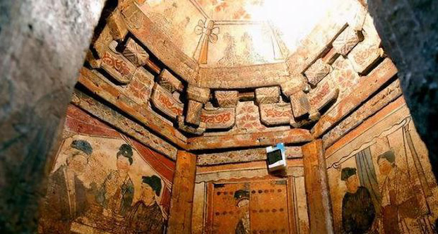  Khai quật ng&ocirc;i mộ cổ ngh&igrave;n năm ph&aacute;t hiện 3 người được ch&ocirc;n c&ugrave;ng nhau, bức tranh tr&ecirc;n tường tiết lộ mối quan hệ mật thiết kh&ocirc;ng ai ngờ - Ảnh 3.