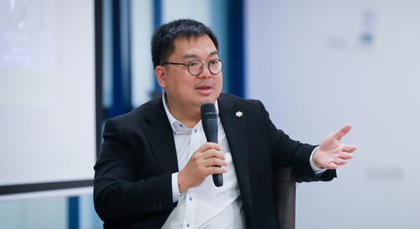 &Ocirc;ng Ho&agrave;ng Nam Tiến: Trước khi định bỏ học như Bill Gates th&igrave; phải xem lại bố mẹ m&igrave;nh c&oacute; gi&agrave;u như bố mẹ Bill Gates, hay m&igrave;nh c&oacute; th&ocirc;ng minh bằng họ kh&ocirc;ng? - Ảnh 1.