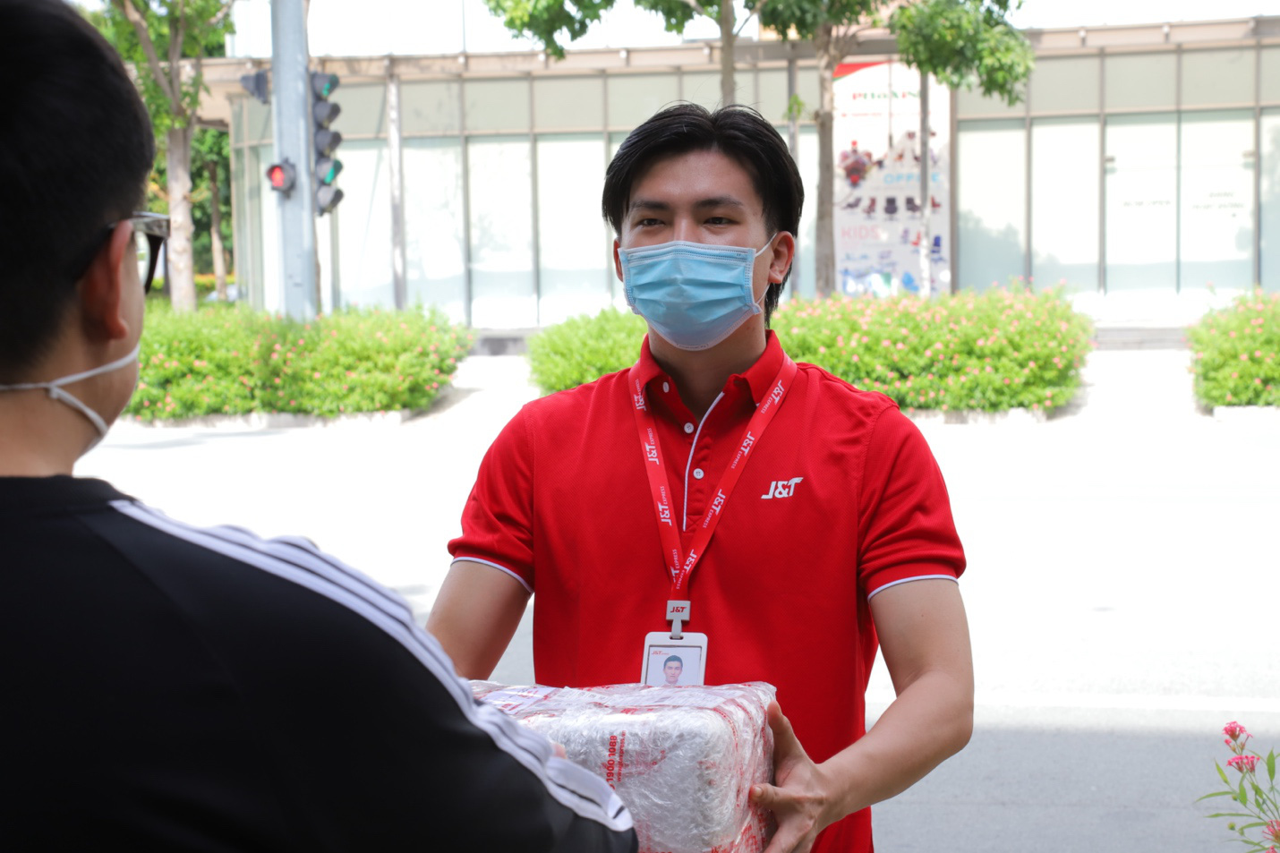 Nhu cầu mua sắm tăng cao trong Tết thời “bình thường mới” - Ảnh 1. Nhu cầu mua sắm tăng cao trong Tết thời “bình thường mới” - Ảnh 1.