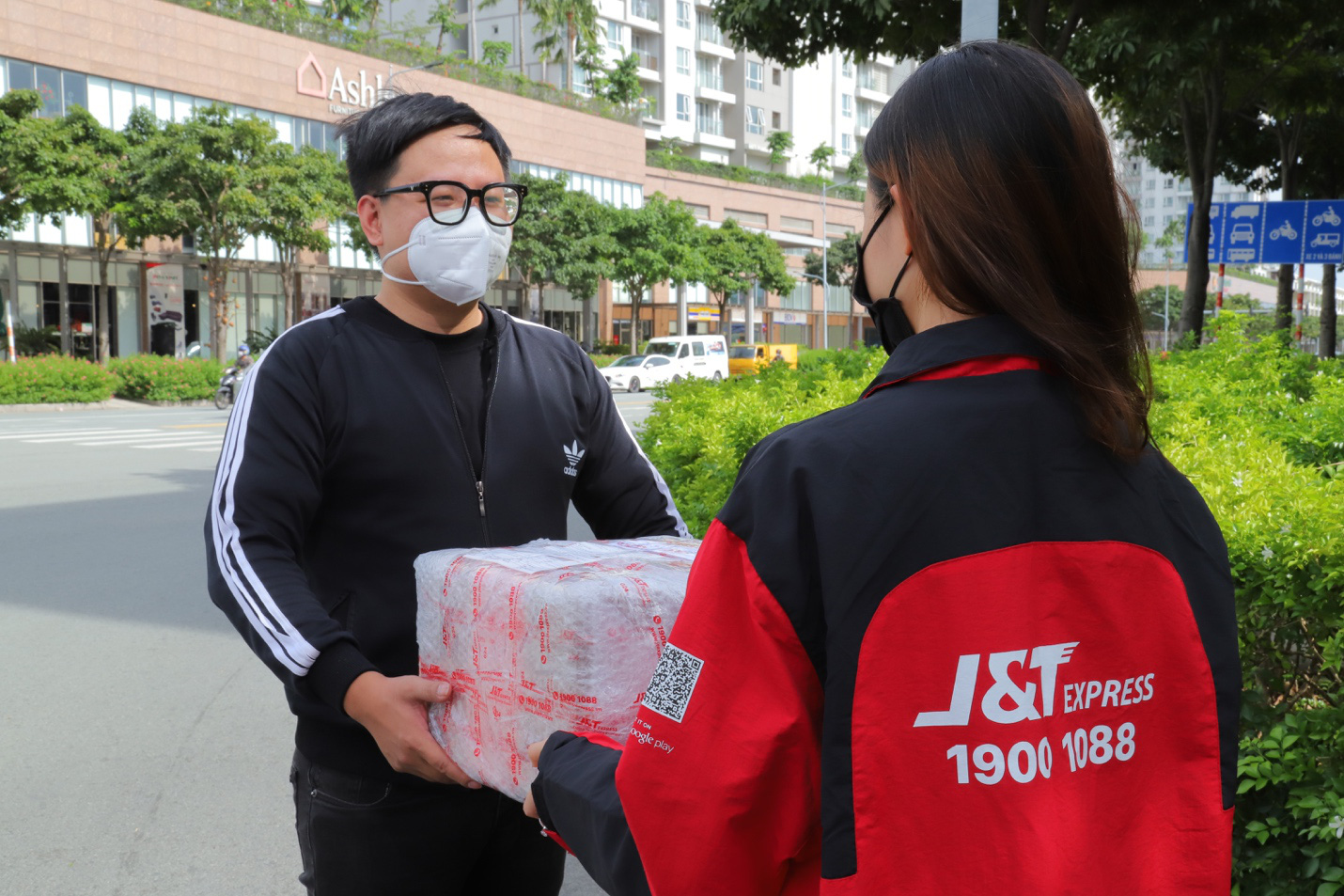 Nhu cầu mua sắm tăng cao trong Tết thời “bình thường mới” - Ảnh 3. Nhu cầu mua sắm tăng cao trong Tết thời “bình thường mới” - Ảnh 3.