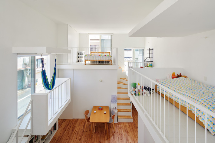 Mang phòng ngủ ra ban công, ngôi nhà 48m² ở Nhật này là sự kết hợp hoàn hảo của kiến trúc độc lạ - Ảnh 7. Mang phòng ngủ ra ban công, ngôi nhà 48m² ở Nhật này là sự kết hợp hoàn hảo của kiến trúc độc lạ - Ảnh 7.