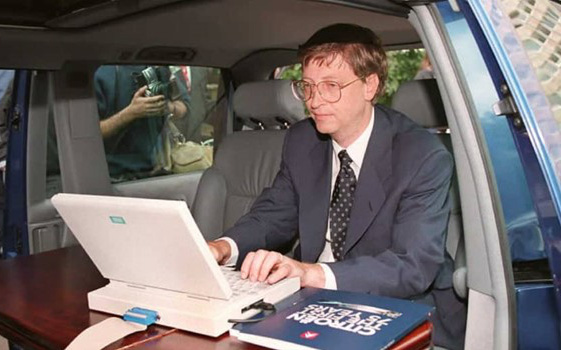 Bill Gates tự tay quay video training nhân viên - Ảnh 1. Bill Gates tự tay quay video training nhân viên - Ảnh 1.