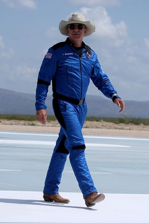 Jeff Bezos chịu phản ứng dữ dội khi tự tin khoe cá tính, diện những bộ cánh sặc sỡ với phong cách hoàn toàn mới - Ảnh 1. Jeff Bezos chịu phản ứng dữ dội khi tự tin khoe cá tính, diện những bộ cánh sặc sỡ với phong cách hoàn toàn mới - Ảnh 1.