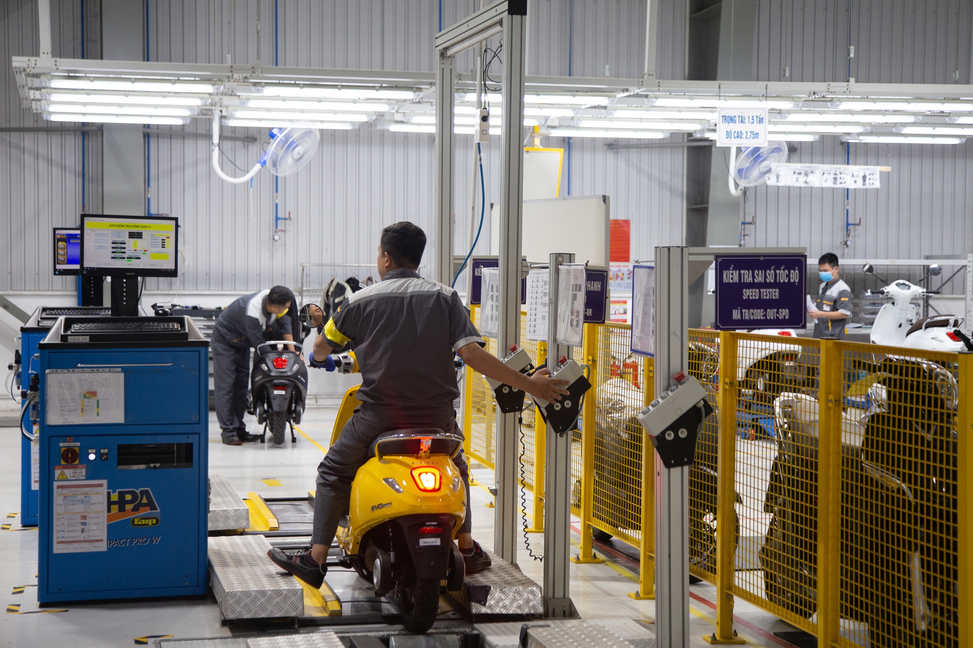 Cận cảnh dây chuyền ra đời chiếc xe máy điện khiến 18.000 đơn 'chốt' trong 48 giờ - Ảnh 18. Cận cảnh dây chuyền ra đời chiếc xe máy điện khiến 18.000 đơn 'chốt' trong 48 giờ - Ảnh 18.