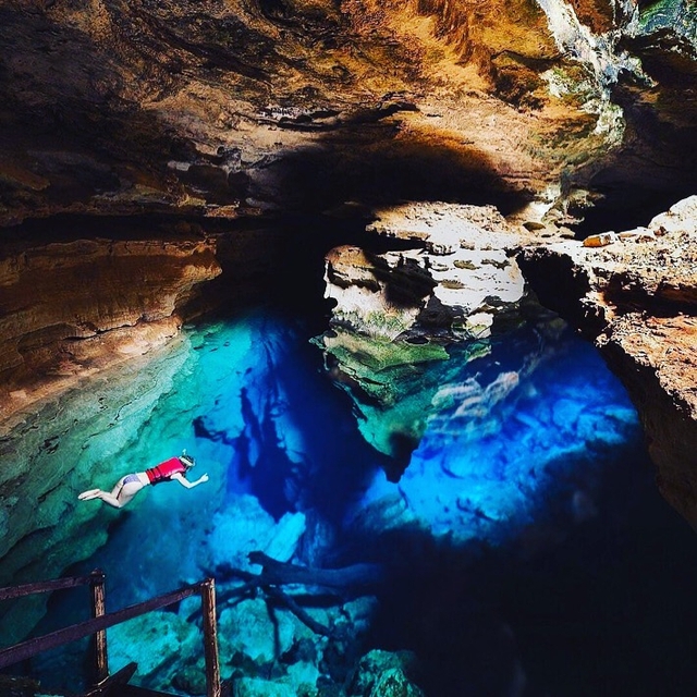 Độc đáo hồ nước tàng hình khiến du khách ngâm mình mà cứ ngỡ đang bơi trong không khí - Ảnh 2. Độc đáo hồ nước tàng hình khiến du khách ngâm mình mà cứ ngỡ đang bơi trong không khí - Ảnh 2.